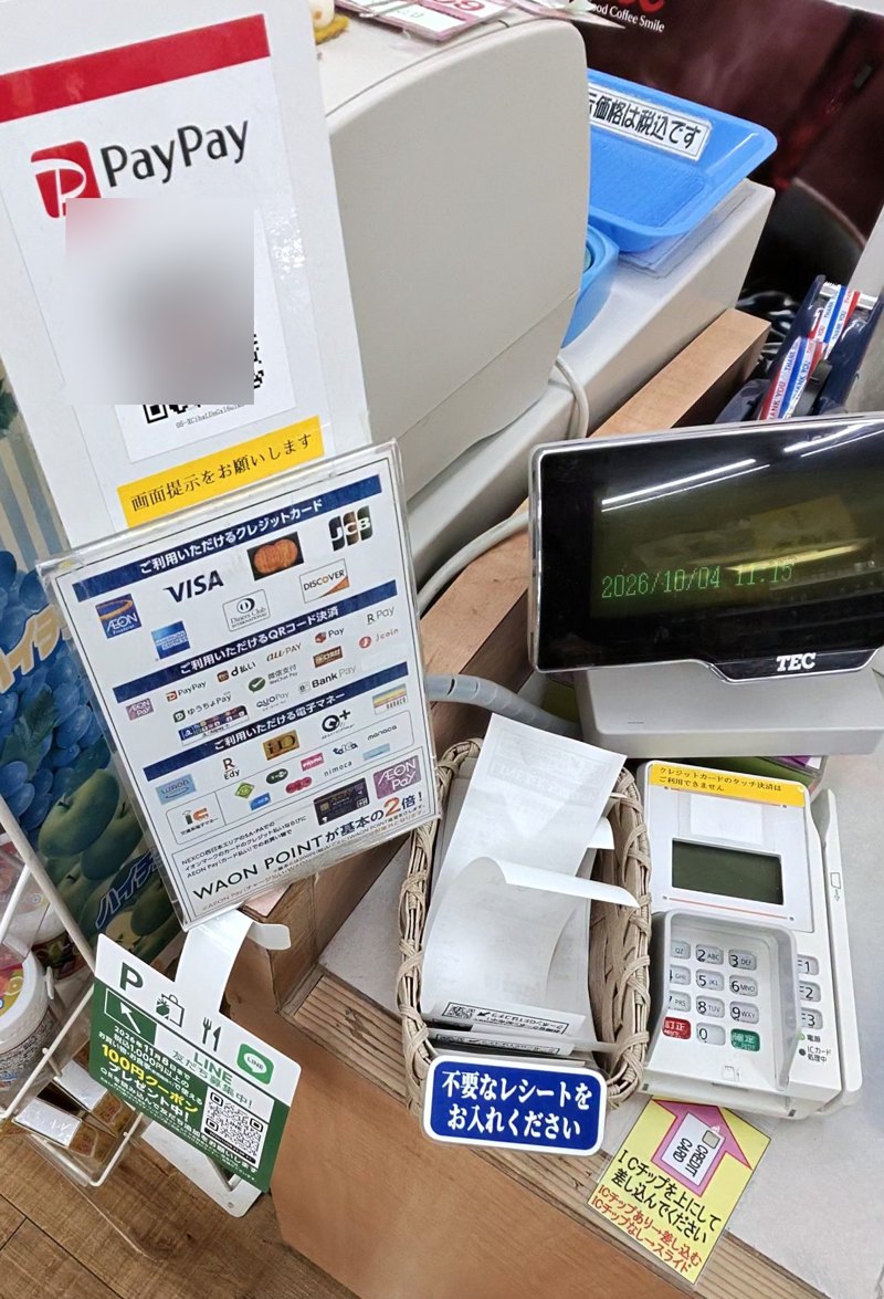桜島SAのレジ。PayPayのQRコードのスタンドと、使えるクレジットカード・QRコード決済・電子マネーの案内、「クレジットカードのタッチ決済はご利用できません」の黄色い札